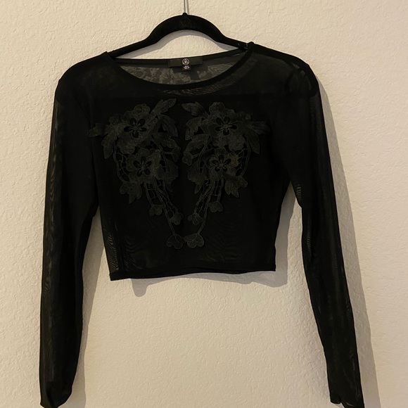 Mesh flower appliqué top. - Picture 2 of 3